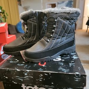 TOTES snow boots